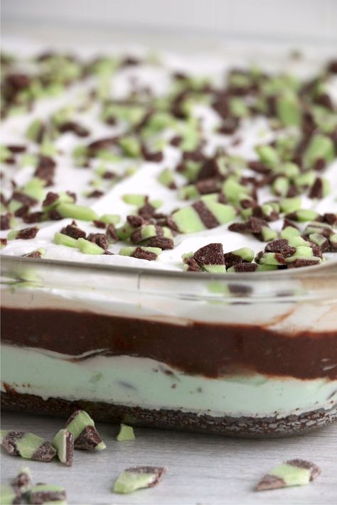 Chocolate Lush Dessert, Chocolate Lush, Trifle Bowl Recipes, Brownie Crust, Mint Chocolate Desserts, Lush Dessert, Trifle Dessert Recipes, Mint Desserts, Brownie Trifle