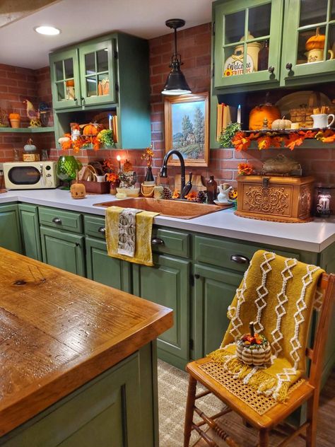 Green Kitchen Cabinets, Cabin Kitchens, Farmhouse Kitchen Design, Green Cabinets, Cozy Kitchen, Kitchen Design Decor, Green Kitchen, Beautiful Kitchens, Rustic Kitchen