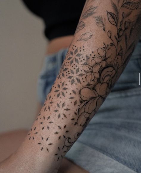 Small Flower Filler Tattoo, Wrist Filler Tattoo, Feminine Geometric Tattoo, Dot Tattoos For Women, Tattoo Filler Ideas For Women, Sleeve Filler Ideas Women, Geometric Tattoo Filler, Tattoo Filler Ideas, Patchwork Tattoos