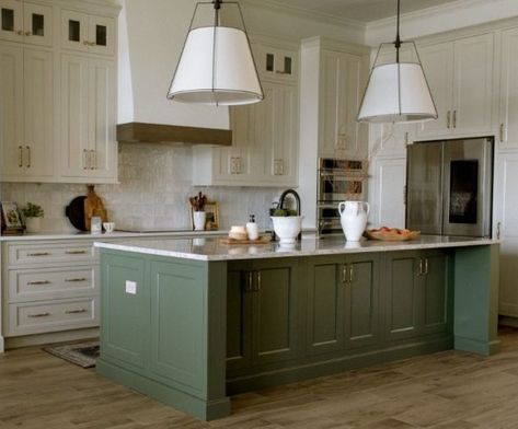 Video: Green Paint Shade Recommendations Part I - KBF Design Gallery Kraftmaid Kitchens, Massive Kitchen, Green Kitchen Island, Beige Cabinets, Grey Kitchen Island, Green Island, Beach Kitchens, Florida Design, Sherwin Williams Colors