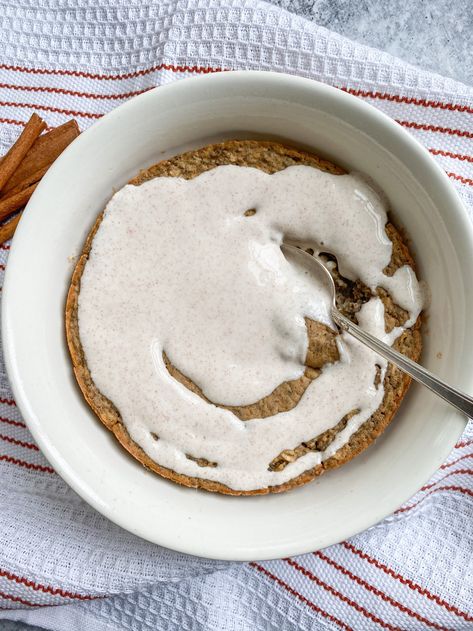 Cinnamon Roll Baked Protein Oats Cinnamon Roll Baked Oats, Baked Protein Oats, Peachie Spoon, Protein Toast, Baked Oats Recipe, Cinnamon Roll Icing, Glory Muffins, Protein Oats, Caprese Recipes