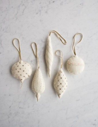 Wool Ornaments, Neli Quilling, Felt Christmas Decorations, Purl Soho, White Ornaments, Ornament Kit, Felt Christmas Ornaments, Christmas Sewing, Handmade Christmas Ornaments