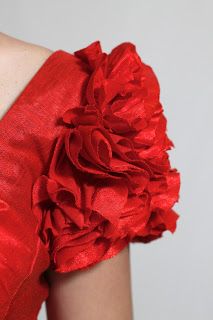 rose sleeves Rose Tattoo Black, How To Make Ruffles, Rose Sleeve, Sewing Sleeves, Beginner Sewing Projects Easy, Sewing Blogs, Diy Couture, Sewing Projects For Beginners, Sewing For Kids