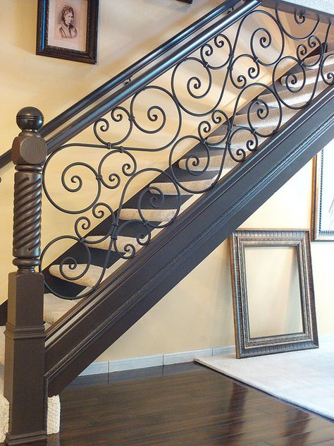 Wrought Iron Banister, Reling Design, Indoor Railing, Metal Stair Railing, Wrought Iron Staircase, Wrought Iron Stair Railing, Staircase Wall Decor, Staircase Railing Design, Iron Staircase