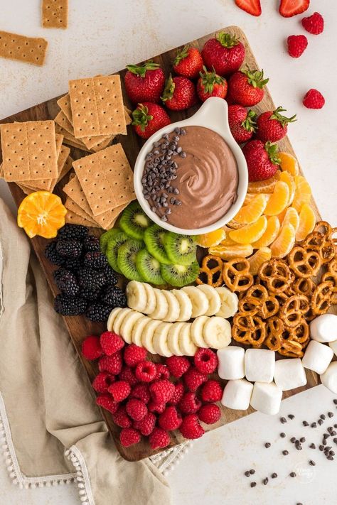 Fruit Dip With Cream Cheese, Chocolate Fruit Dip, Baby Shower Finger Foods, Dip With Cream Cheese, Holiday Fruit, Fruit Dips Recipes, Chocolate Dipped Fruit, Cream Cheese Dips, Charcuterie Inspiration