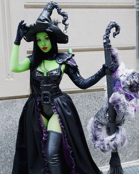 Green Witch Cosplay, Elfaba Wicked, Green Witch Outfit, Elphaba Cosplay, Elphaba Costume, Wicked Witch Costume, Wicked Elphaba, Steampunk Characters, Wicked Costumes