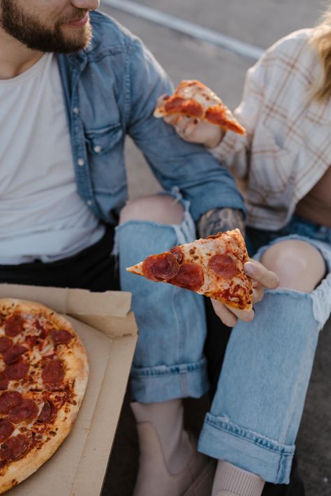 Ideas for other props you could include on your date night, engagement style photo shoot Pizza Couples, Date Photoshoot, Green Pizza, Pizza Date, Night Engagement, Pizza Photo, Pizza And Beer, Pizza Day, Dominos Pizza