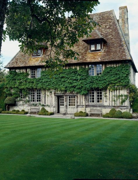 Houses With Character, Formal Garden Design, English Country Style, British Garden, Country Retreat, Vernacular Architecture, Formal Gardens, House Garden, Garden Cottage