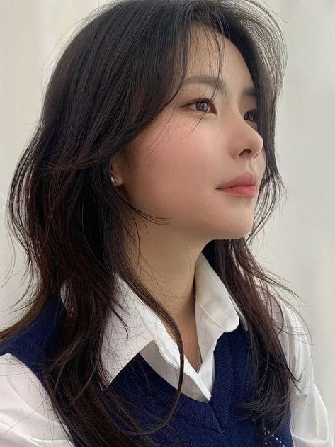 (Korean Layered Haircut) hush cut for medium length hair Round Face Haircuts Korean Style, Hush Haircut Korean, Korean Haircut Ideas For Long Hair, Korean Hair Medium Length, Hush Haircut Medium Length, Hush Cut Medium Length, Hushcut With Bangs, Hush Cut No Bangs, Layered Hair Perm