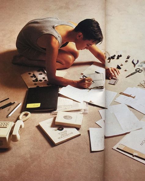 Tina Chow photographed in her New York apartment for the launch of her own jewelry line. Photo by Eric Boman. Marie Claire Beautés Hors Série No 4, Fall/Winter 1988. From (@julienbaulu) Tina Chow, Chanel Nails Design, Student Aesthetic, Interior Design Student, Corporate Fashion, Academic Motivation, Outfit Inspiration Fall, Design Student, I Feel Good