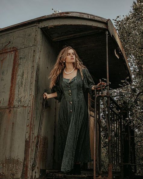 Railroad Senior Pictures, Railroad Photoshoot, Steampunk Photoshoot, Senior Photography Poses, Vintage Photoshoot, Creative Photoshoot Ideas, Train Photography, Photography Classes, Photography Poses Women