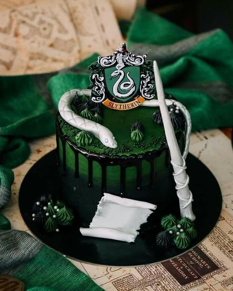 The Ultimate Harry Potter Wedding Guide With 100+ Ideas! Harry Potter Cake Ideas Slytherin, Harry Potter Slytherin Birthday Cake, Slytherin Wedding Cake, Draco Malfoy Cake, Slytherin Cake Ideas, Torte Harry Potter, Slytherin Birthday Cake, Harry Potter Cakes Birthday, Harry Potter Birthday Cakes