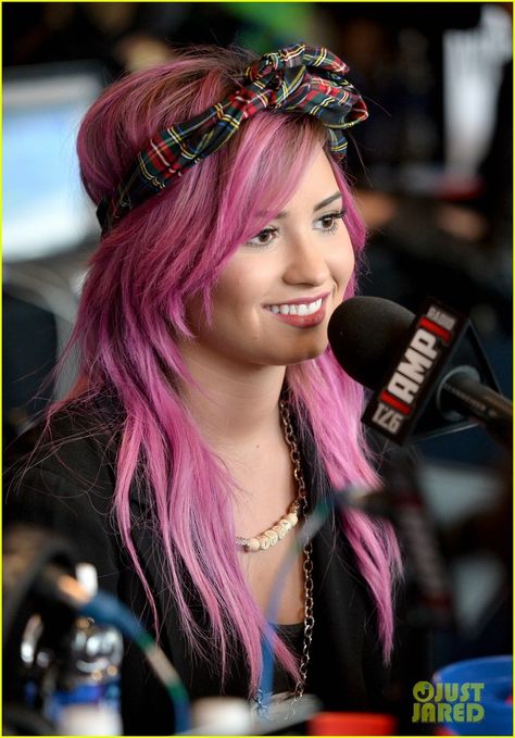 Demi Lovato, the chameleon of hair color, now with pink locks. Demi Lovato 2014, Dusty Rose Hair, Demi Lovato Hair, Demi Lovato Style, Unicorn Hair Color, Pink Hair Color, Pink Grunge, Hair Styles 2014, Staples Center