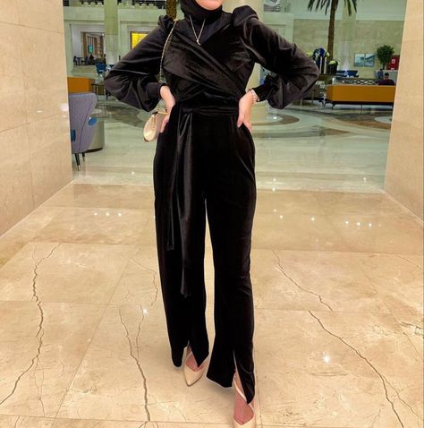 Winter Soiree Outfit, Soiree Blouses Hijab, Soiree Suits For Women, Soiree Jumpsuits For Hijab, Soiree Outfits For Hijab, Velvet Crop Top Outfit, Winter Jumpsuit Outfit, Brithday Dress, Modest Stylish Outfits