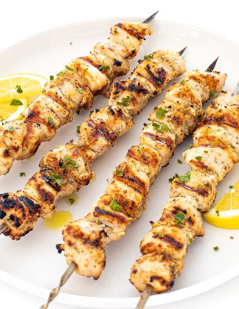 Garlic Chicken Kabobs, Easy Lemon Garlic Chicken, Dinner Chicken Recipes, Chicken Souvlaki Recipe, Greek Chicken Kabobs, Greek Chicken Souvlaki, Souvlaki Recipe, Garlic Marinade, Grilled Chicken Skewers