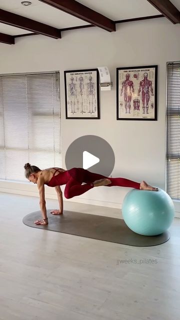 Pilates Ball Core Exercises, Ball Workout Exercise, Dynamic Plank, Pilates Ball Exercises, Yoga Ball Workout, Exercise Ball Workout, Plank Exercise, Pilates Chair, Yoga Ball Exercises