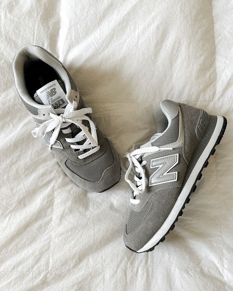 Packing List: Take These 12 Wardrobe Staples on Your Next Trip - Fashion Jackson Grey Sneakers Outfit, Best New Balance, Minimalist Travel Wardrobe, Best Joggers, Grey New Balance, New Balance Outfit, Lug Sole Boots, Dress Joggers, Fashion Jackson