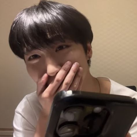 Seonghwa Funny Face, Seonghwa Reaction Pics, Seonghwa Mothering, Seonghwa Cute Pics, Seonghwa Being A Mom, Seonghwa With Plushies, Seonghwa Icons, Gay Flag, Ateez Seonghwa