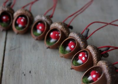 acorn ornaments.  I bet you could just use the belt sander to make that nice smooth hole in the acorn and then just pick out the nut.  Then Sculpey or felt mushrooms.  Awesome. Acorn Ornaments, Felt Mushroom, Acorn Crafts, Thanksgiving Diy, Navidad Diy, Nature Crafts, Fall Diy, Fall Thanksgiving, Yule