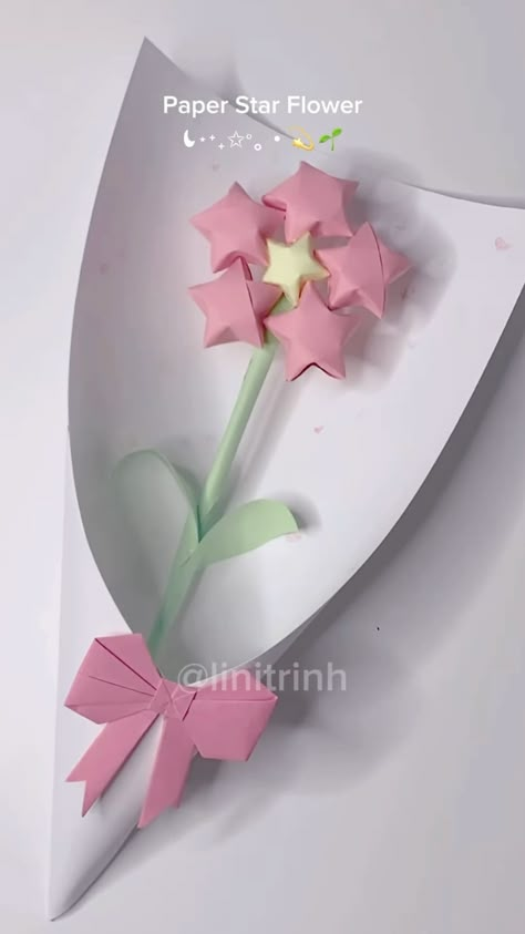 Paper craft for beginners - paper flower - modern day art - aesthetic vibes How To Make Paper Flowers Easy Simple, Birthday Paper Gift Ideas, Origami Easy Crafts, Paper Stars Tutorial, Cute Origami Easy, Star Gift Ideas, Origami Aesthetic, Holiday Handprint Art, Turkey Crafts For Preschool