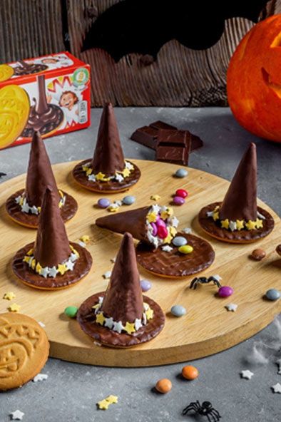 Pour célébrer Halloween, préparez en famille de jolis chapeaux de sorcière au chocolat, gourmands à souhait, grâce aux biscuits Pépito® et Côte d’Or dessert® ! #halloween#recette#sucre#sorciere#chapeau#gouter#famille#enfants Plat Halloween, Easy Halloween Snacks, Dessert Halloween, Witches Hats, Chocolate Sticks, Zucca Halloween, Digestive Biscuits, Snacks Für Party, Halloween Snacks