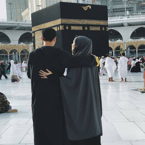 Manifest Lifestyle, Mekka Islam, Islam Marriage, Mode Turban, Muslim Couple Photography, Fotografi Vintage, Muslim Pictures, Cute Muslim Couples, Muslimah Aesthetic