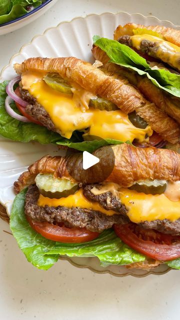 Zaynah | Desified Recipes on Instagram: "These croissant smash burgers are a gamechanger!! 🔥 SO indulgent, what a treat. Recipe below:

4 croissants 
500g ground beef 
1 tsp chilli powder 
1 tsp garam masala 
Salt & peer to taste 
4 tbsp chipotle mayo 
Lettuce, tomato, onion
Pickles!!! Loads of them

#croissantburger #smashburger #croissantsmashburger #croissantsandwich #zaynahsbakes #foodtok" Hamburger Meat Recipes Crossant, Ground Beef Croissant Recipe, Cheeseburger Croissant, Krystal Burgers Copycat, Grilled Cheese Burger Cheeseburgers, Croissant Sandwich, Smash Burgers, Chipotle Mayo, Smash Burger