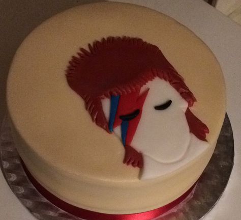 Ziggy Stardust / David Bowie cake David Bowie Cake, David Bowie Cake Ideas, Happy Birthday David Bowie, Star Man Tattoo David Bowie, David Bowie Birthday Card, Bowie Birthday, David Bowie Birthday, 50th Cake, Happy B Day