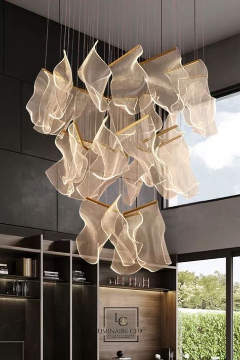 Notre plus moderne et luxueux luminaire. C’est un lustre au design unique, un chef d’œuvre d’architecture suspendu à votre plafond, qui éblouira quiconque le contemplera. Sa structure, fait de métal et d’acrylique, flotte au milieu de la pièce tel un papyrus illuminé. Il éclairera votre pièce d’une charmante lumière indirecte et donnera à votre intérieur ce côté futuriste et artistique. Villa Staircase, Pendant Lamp Living Room, Luxury Staircase, Outdoor Candle Holders, Lamp Candle Holder, Flame Art, Lamp Living Room, Lustre Design, Modern Stairs