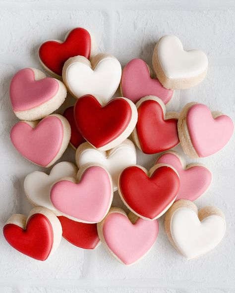 Easter Story Eggs, Heart Cookies Decorated, Royal Icing Cookies Recipe, Heart Sugar Cookie, Valentine Cookie, Valentine Sugar Cookies, Icing Design, Cookies Royal Icing, Sugar Cookie Icing