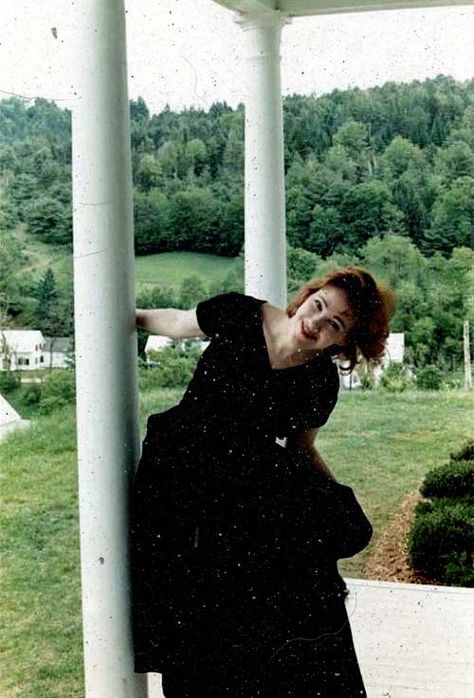 Catherine O'Hara on the set of Beetlejuice (1988). Beetlejuice 1988, Beetlejuice Movie, Scene Punk, Catherine O'hara, Lydia Deetz, Beetlejuice Beetlejuice, Michael Keaton, Schitts Creek, Scream Queens