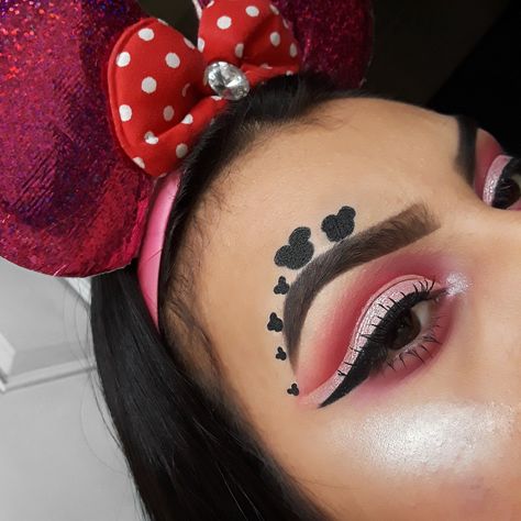 Minnie Mouse Inspired Makeup, Mickey Mouse Makeup Halloween, Minnie Maus Make Up, Easy Disney Makeup Looks, Mickey Mouse Makeup Looks, Mini Mouse Makeup Ideas, Minnie Mouse Halloween Makeup, Minnie Mouse Makeup For Women, Mouse Makeup Halloween