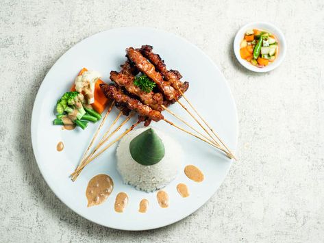 Satay is a food from Indonesia that is served with chicken meat covered in a savory and sweet peanut sauce. Plating Main Course Indonesia, Plating Chicken, Plating Inspiration, Sate Ayam, Gourmet Food Plating, Plating Ideas, Food Business Ideas, Grilled Food, Fresh Fruit Juice