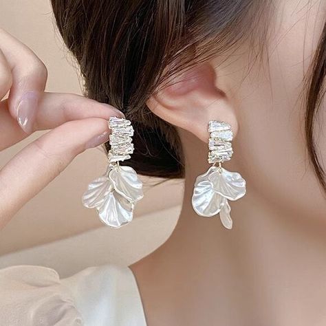 Shell Tassel Flower Earrings Popular Earrings, Wedding Party Accessories, Style Français, Flower Petal, Trendy Earrings, White Earrings, Fashion Jewelry Earrings, Gold Jewelry Fashion, Elegant Earrings