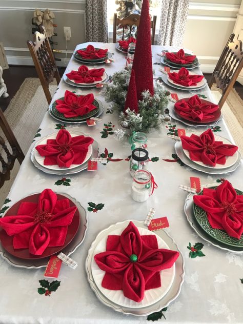 Setting the Christmas table can be as easy as folding your napkins into poinsettia flowers. And they’re easy to make! Best Christmas Table Decorations, Napkin Folding For Christmas Table, Christmas Napkins Diy, Napkins Folding Ideas Christmas, Napkin Ideas For Christmas, Christmas Napkin Decorations, Christmas Cloth Napkin Folding Ideas, Napkin Cloth Folding, How To Fold Dinner Napkins Holidays