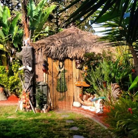 Nice Tiki Garden, Gardening Inside, Oahu Beaches, Tiki Bars, Tropical Backyard, Tiki Lounge, Hawaiian Decor, Outdoor Designs, Tiki Hut