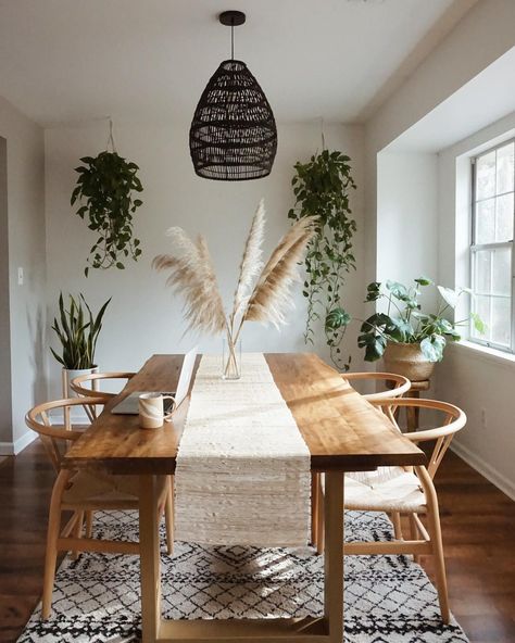 Minimalist Dining Room Table, Dining Room Table Decor Ideas, Industrial Ideas, Bali Decor, Boho Dining Room, Interior Boho, Tafel Decor, Minimalist Dining Room, Dining Room Table Decor