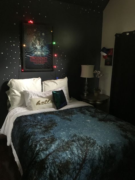 Room Decor Stranger Things, Stranger Things Room Ideas Diy, Stranger Things Inspired Room, Stranger Things Themed Bedroom, Stranger Things Bedroom Ideas, Stranger Things Room Ideas, Stranger Things Room Decor, Stranger Things Bedroom, Stranger Things Room