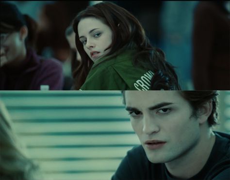 Bella (Played by Kristen Stewart) sees Edward (Played by Robert Pattinson) for the first time. I love this scene so much! The look they share is so intense and there's so much connection between them.  (Edited by me) Twilight First Movie, Twilight 2008, The Twilight Saga, Twilight Saga, Kristen Stewart, Robert Pattinson, Serie Tv, New Look, First Time