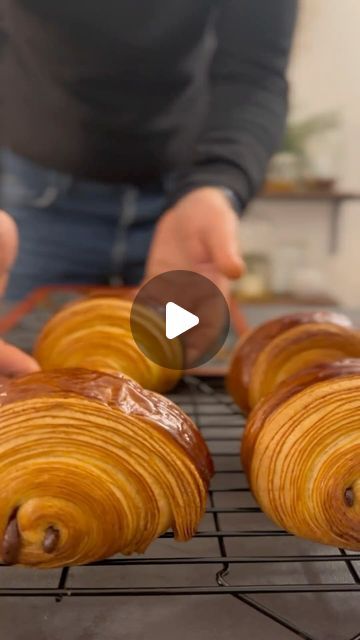 Cake Finishing Ideas, Croissant Video, Pain Au Chocolat Recipe, Blueberry Croissant, Chocolate Croissant Recipe, Fine Desserts, Croissant Recipe, Chocolate Pastry, Baking Recipe