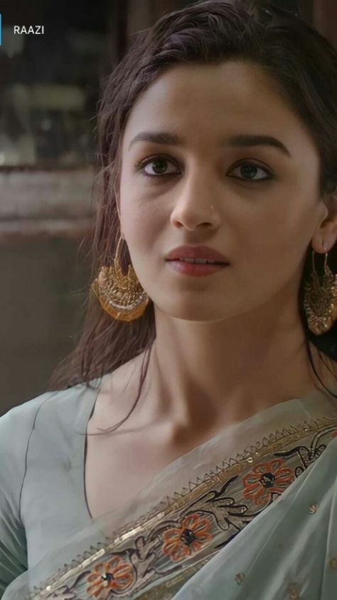 Lehenga Alia Bhatt, Alia Bhatt Wedding Looks, Alia Bhatt Mehendi, Saree Alia Bhatt, Aliya Batt, Alia Bhatt Indian Wear, Allia Bhatt, Alia Bhatt Wedding, Alia Bhatt Lehenga