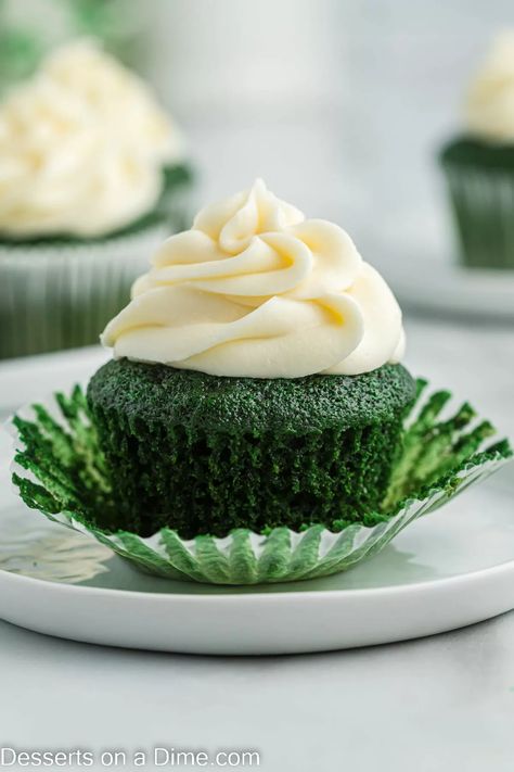 Green Cupcakes Ideas, Green Velvet Cupcakes, Strawberry Lemonade Cupcakes, St Patricks Day Cakes, Homemade Cupcake Recipes, Green Cupcakes, Fun Cupcake Recipes, Krispie Treats Recipe, Sweet Temptation