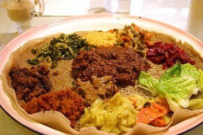 #injera #food #eritrea Ethiopian Cuisine, Ethiopian Restaurant, Ethiopian Food, God Mat, African Food, Food Culture, International Recipes, Good Eats, Vegetarian Recipes