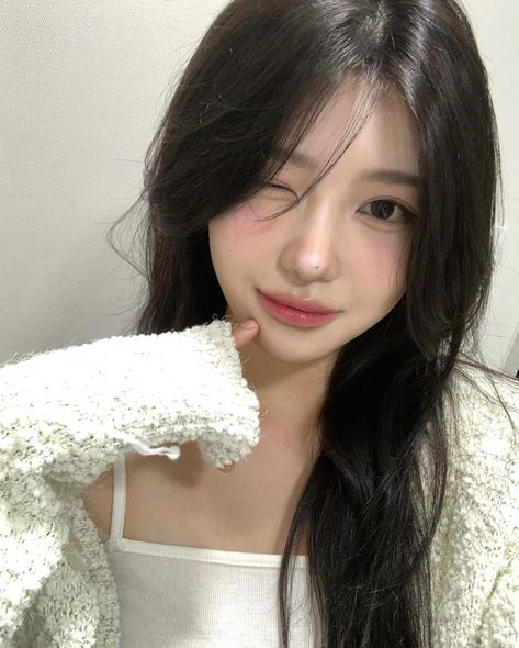 Soft Makeup Looks, Cute Makeup Looks, Love You Baby, Social Media Pages, Pretty Selfies, Medium Length Hair Cuts, Ulzzang Girl, Aesthetic Girl, Fashion Makeup