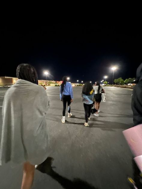 Late Night Walks, Friend Group Pictures, Night Walks, Dream Friends, Chill Photos, Best Friends Aesthetic, Best Friend Photos, Cute Friend Pictures, Cute Friend Photos