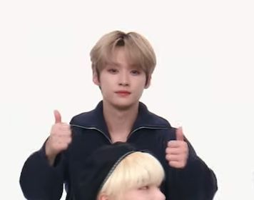 leeknow thumbs up happy Kpop Idols Thumbs Up, Lee Know Thumbs Up, Skz Thumbs Up, Kpop Thumbs Up, Thumbs Up Funny, I Know You Know, Kpop Meme, Kpop Boys, Lee Minho