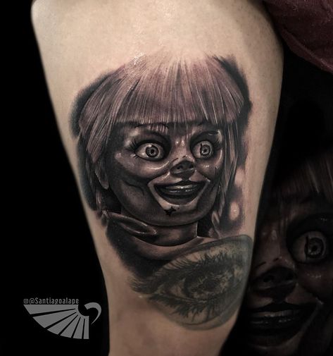 Tattoo VIERNES 13! “Annabelle” 🤘🏼. Para mi gran amigo @juliandresmunoz .... Horror Tattoo Portrait, Annabelle Doll Tattoo, Insidious Tattoo, Conjuring Tattoo, Annabelle Tattoo, Horror Sleeve, Horror Tattoos, Oni Tattoo, Annabelle Doll