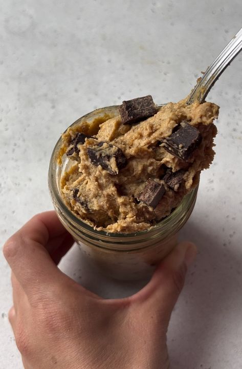 Guilt-Free Chickpea Cookie Dough Chickpea Cookie Dough, Chickpea Cookies, Cookie Dough Dip, Breakfast Soup, Healthy Snack Options, Edible Cookie Dough, Snack Options, Vegan Dessert, Free Snacks