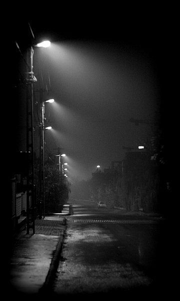 "Non ci sono più strade da perseguire. Quello che vedo è solo la mutilazione di una società grigia e vuota, dall'atmosfera opprimente, dove i rottami degli uomini dominano la scena". Street At Night, White Photo, In The Rain, Night In, The Rain, A Black, At Night, Black And White, White