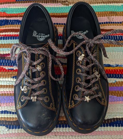 Docs Business Casual, Doc Martens Accessories, Dr Martens Laces Ideas, Docs Aesthetic, Funky Shoes, Shoe Inspo, Swag Shoes, Mode Inspo, Dream Shoes